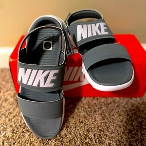 Nike Tanjun Women's Size 7 Sandals
